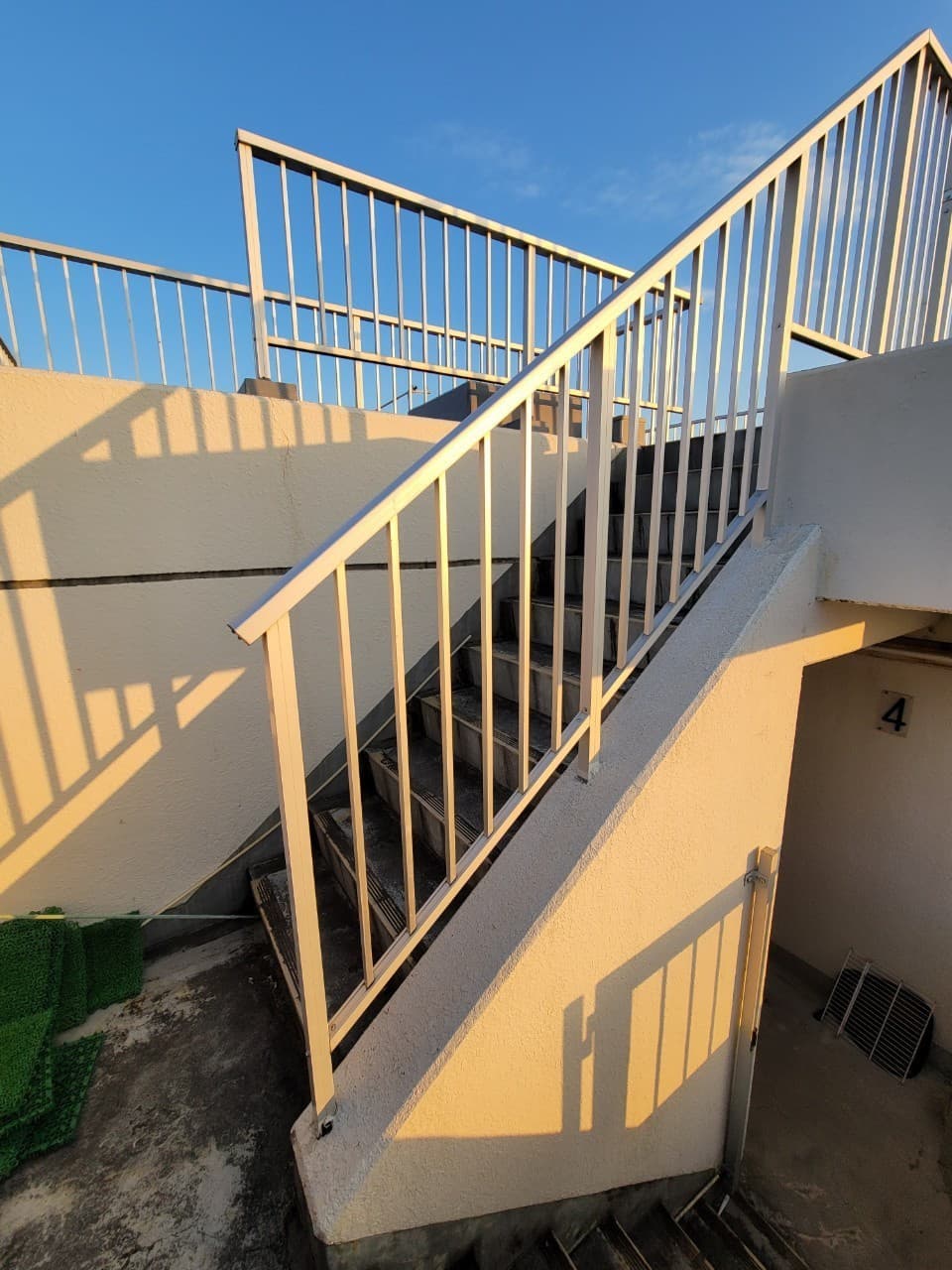 屋上階段手すりの設置 | 名古屋市瑞穂区のエクステリア工事ならイズ美