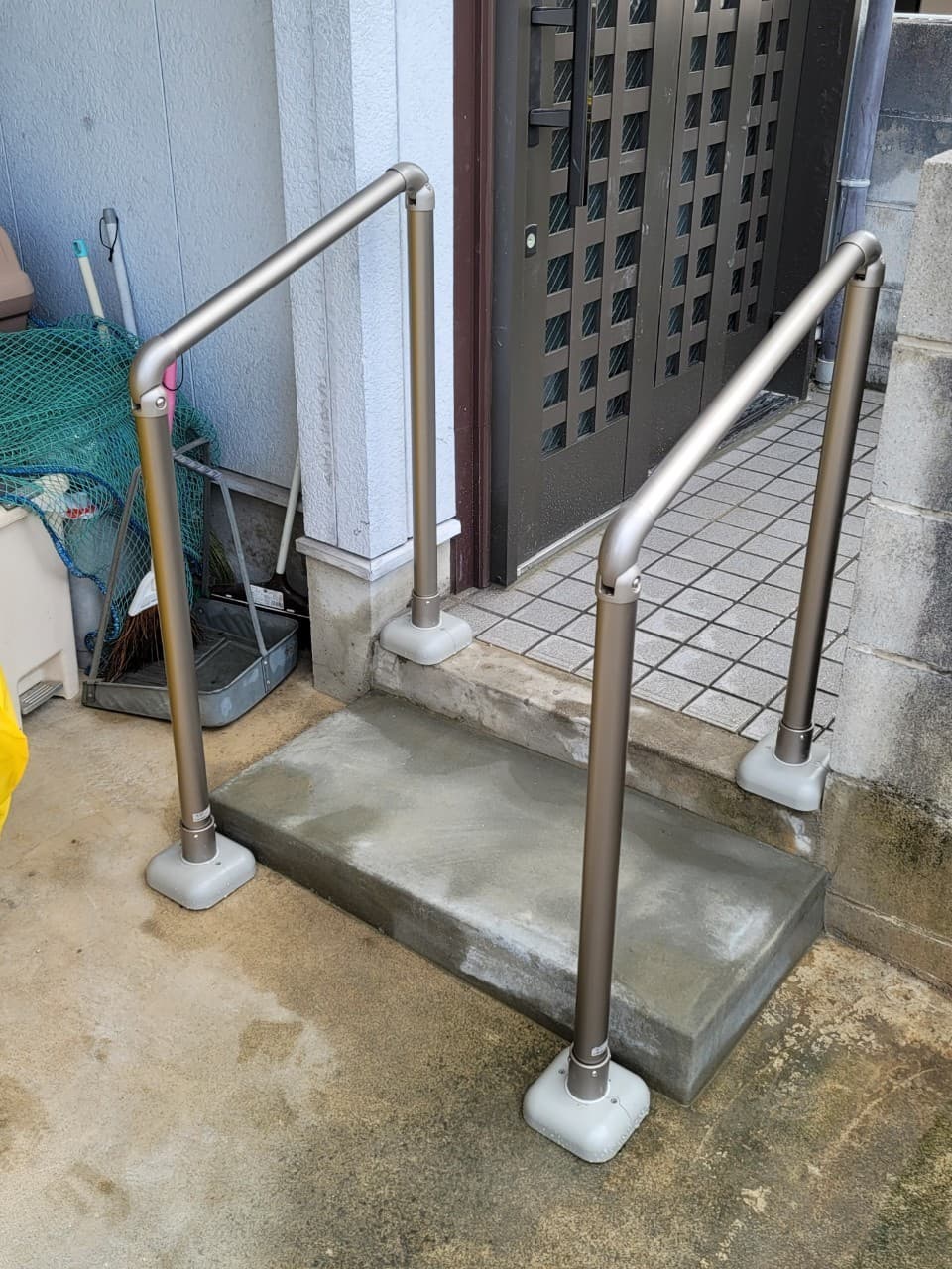 玄関手すり設置 | 名古屋市瑞穂区のエクステリア工事ならイズ美