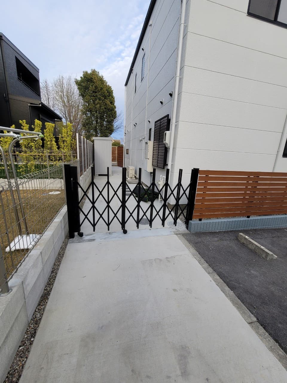 アコーディオンゲート設置 | 名古屋市瑞穂区のエクステリア工事ならイズ美